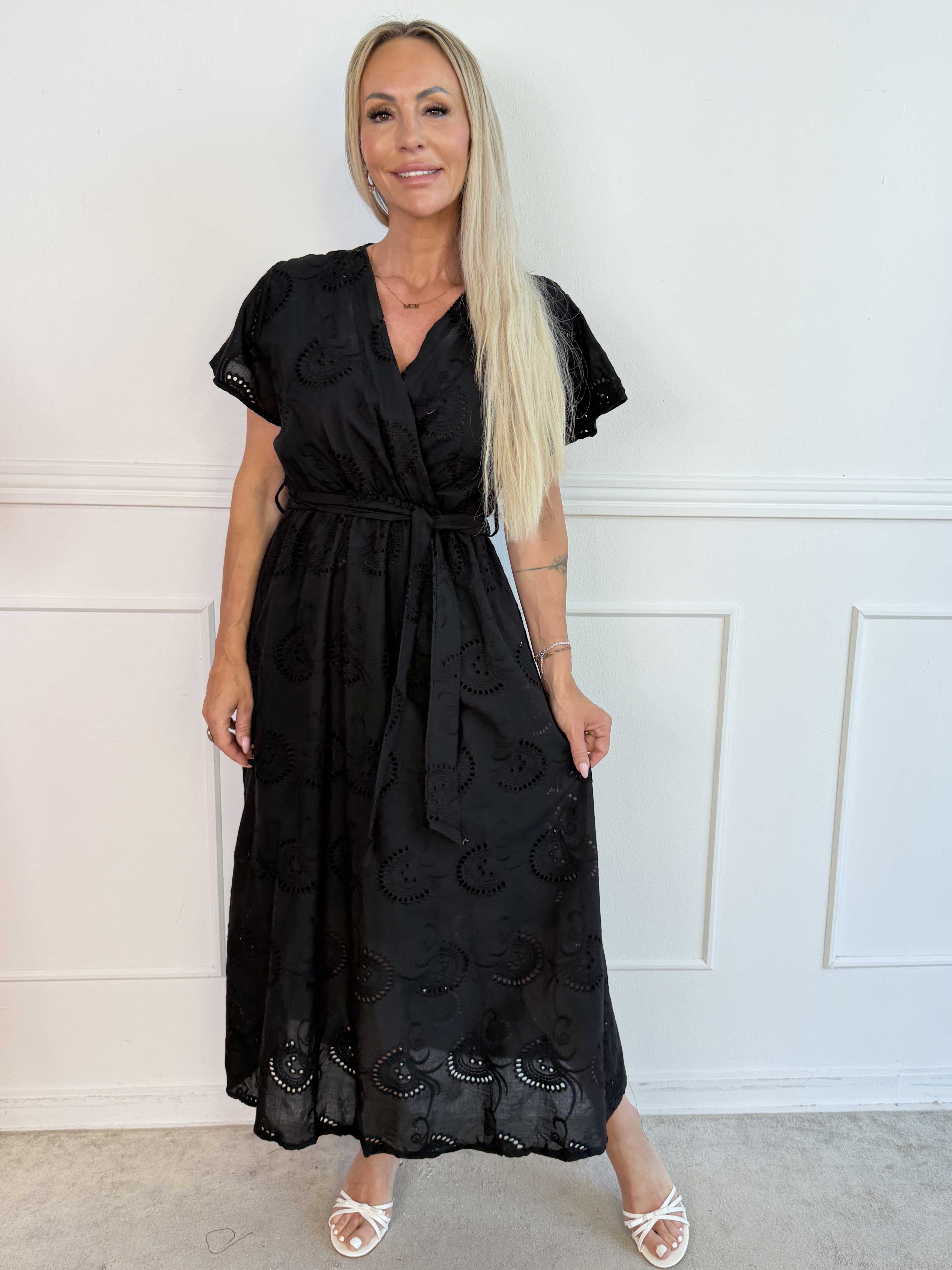 Junia - Sød sommerkjole med broderie anglaise i viskose